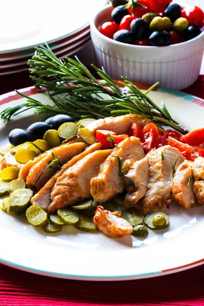 Salat mit gebratenem Hühnerfleisch — Stockfoto