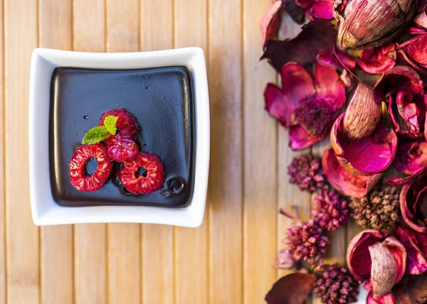 Chocolade pudding in witte kop — Stockfoto