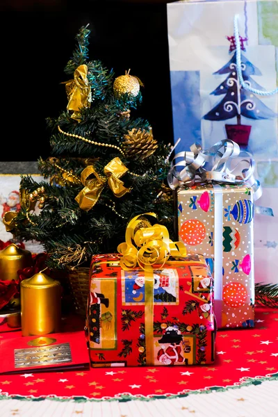 Weihnachtsboxen mit Geschenken und Geschenken — Stockfoto