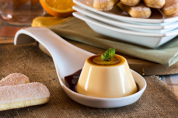 Десерт называется крем-карамель
