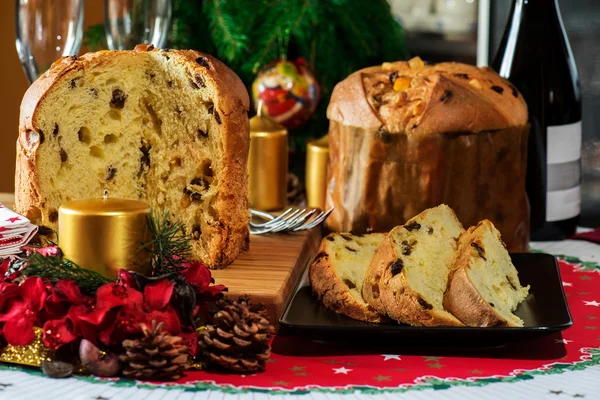 "Panettone 라는 이탈리아 전형적인 크리스마스 케이크" 스톡 사진