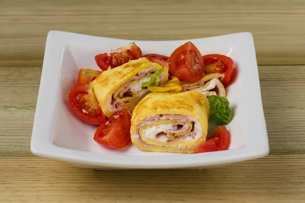 Delicious rolls omelette with tomato, ham and cheese cream — Stock Photo, Image