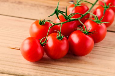 Ahşap arka planda kiraz domatesleri 