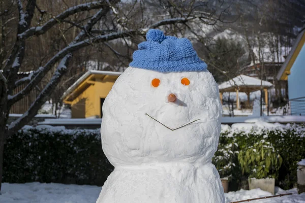 Człowiek śniegu w mieście backgorund — Zdjęcie stockowe