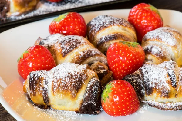 Croissants cheios de morango e creme de chocolate — Fotografia de Stock