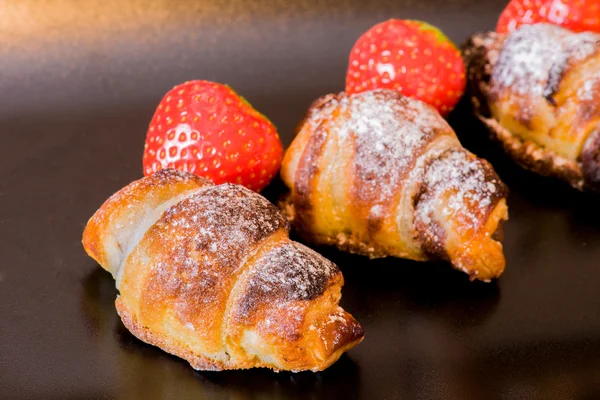 Croissants remplis de fraise et de crème au chocolat — Photo