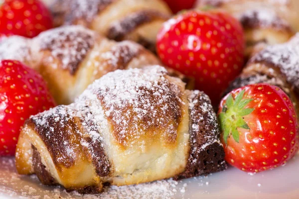 Croissants remplis de fraise et de crème au chocolat — Photo