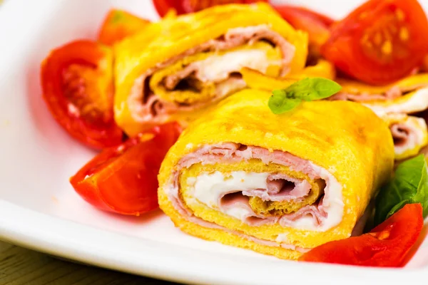 Rolos de ovos com creme de queijo, presunto e tomate — Fotografia de Stock