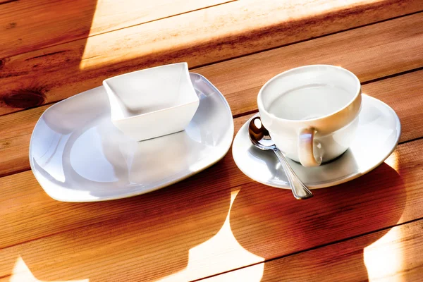 Empty cup and dish for breakfast on morning light — Stock Photo, Image