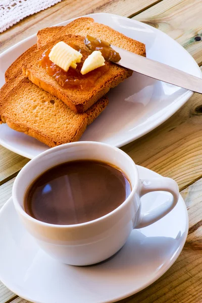Timp de mic dejun: ceașcă de cafea lăptoasă, rusks și gem de portocale cu unt — Fotografie, imagine de stoc