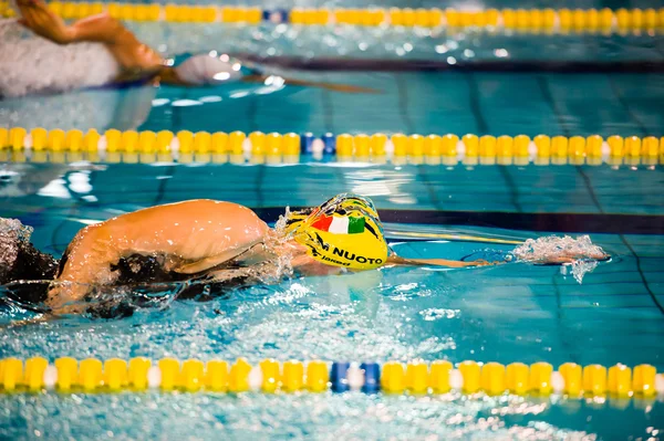 Milano - 23 December: S. Negri (Italien) utför i simma — Stockfoto