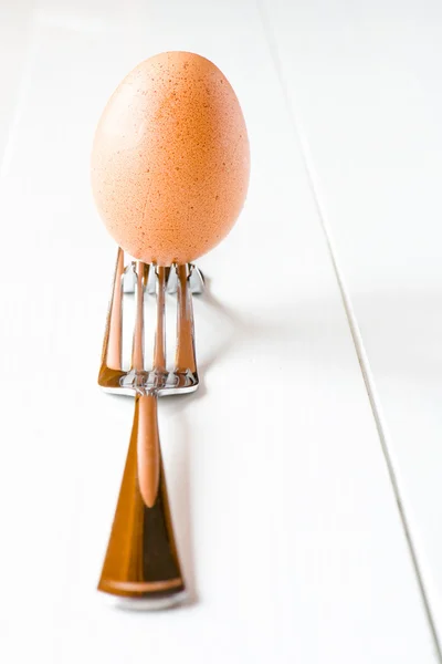 Evenwichtige ei met vork — Stockfoto