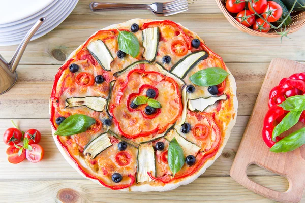 Italian pizza with black olives, cherry tomatoes, eggplants and — Stock Photo, Image