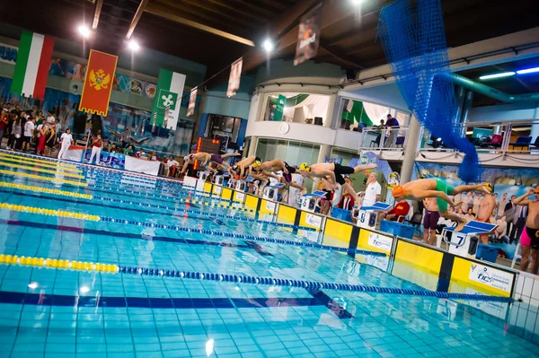 MILÁN - 23 DE DICIEMBRE: comienza 4x100 freestyle en Swimming Meeti — Foto de Stock