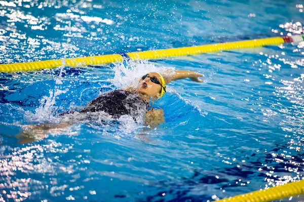 Milaan - 23 December: V. Neri uitvoeren rugslag in Swimmin — Stockfoto