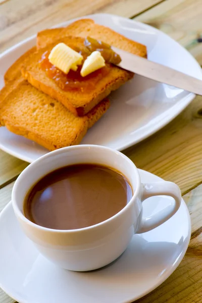 Frokosttid: melkeaktig kaffe, kavringer med smør og syltetøy – stockfoto