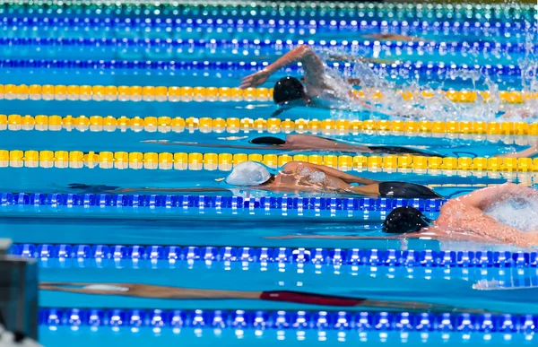 Männer starten Schwimm-Rennen — Stockfoto