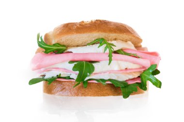 Jambonlu ve peynirli sandviç.