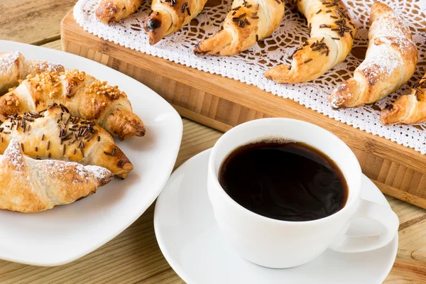 Tempo de café da manhã: xícara de café com croissants — Fotografia de Stock