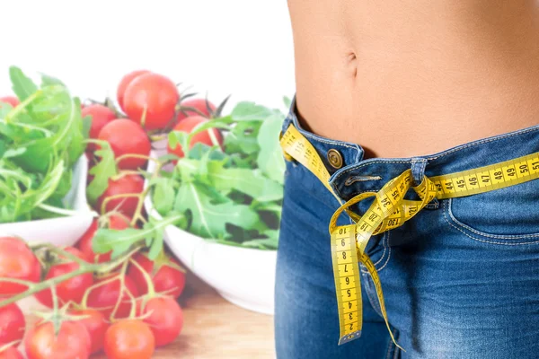 Mujer joven usando jeans después de la dieta — Foto de Stock