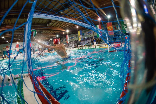 Milaan, 30 januari: Paolo Oliva (keeper Como Nuoto) ik — Stockfoto