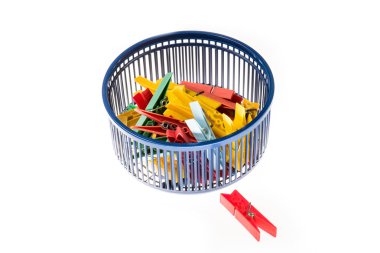 karışık clothespins ile plastik sepet 