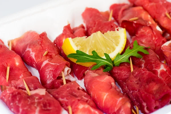 Roulades de carne cruda sin cocer en caja de mercado de plástico —  Fotos de Stock