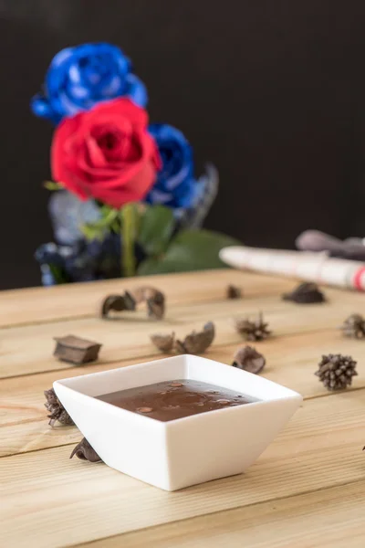 Schokoladenpudding mit Erdbeeren und Rosen Hintergrund — Stockfoto