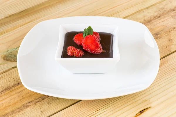 Chokladpudding med jordgubbar — Stockfoto