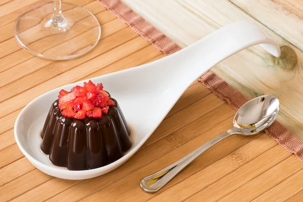 Budino al cioccolato con fragole — Foto Stock