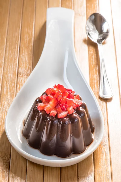 Chokladpudding med jordgubbar — Stockfoto