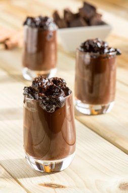 ahşap bir masa üzerine çikolatalı puding