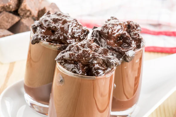 Budín de chocolate sobre una mesa de madera — Foto de Stock