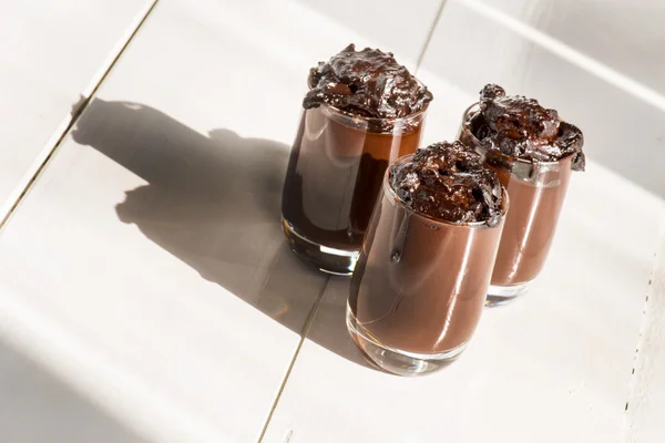 Budín de chocolate sobre una mesa de madera Fotos De Stock Sin Royalties Gratis