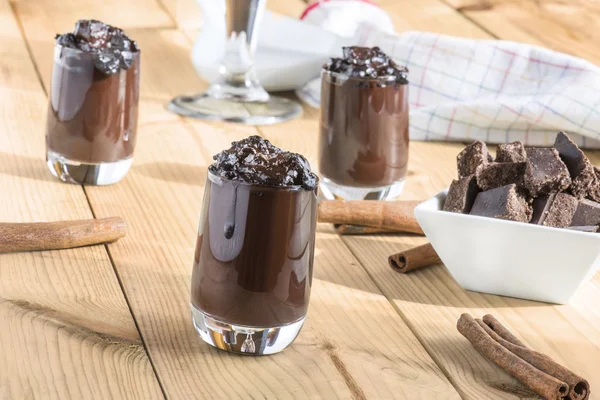 Çikolatalı puding ile cam — Stok fotoğraf