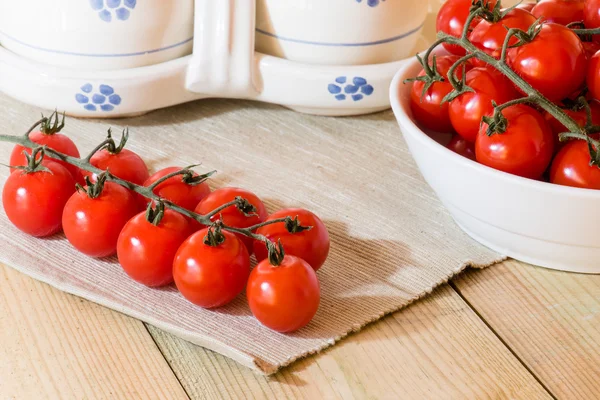 Tomates cereja frescos maduros em ramo — Fotografia de Stock