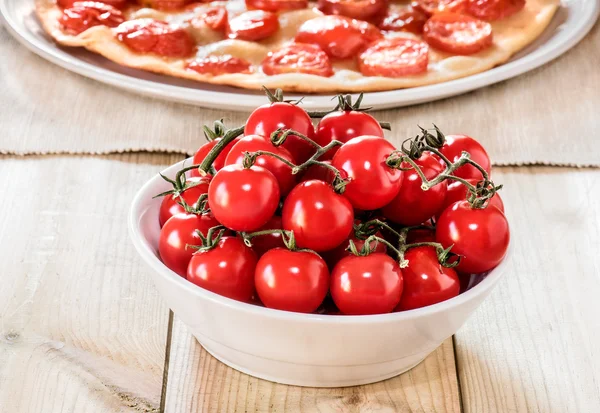 Tomates cherry frescos maduros en rama — Foto de Stock