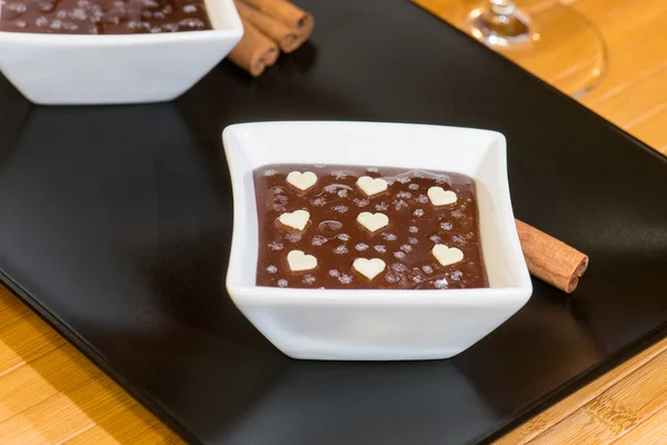 Шоколадный пудинг, шоколадный десерт с сердечными украшениями — стоковое фото