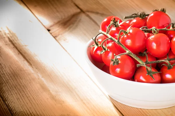 Dojrzałe pomidory świeże na oddział Obrazy Stockowe bez tantiem