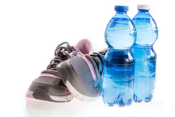 Laufschuhe mit Wasserflasche — Stockfoto