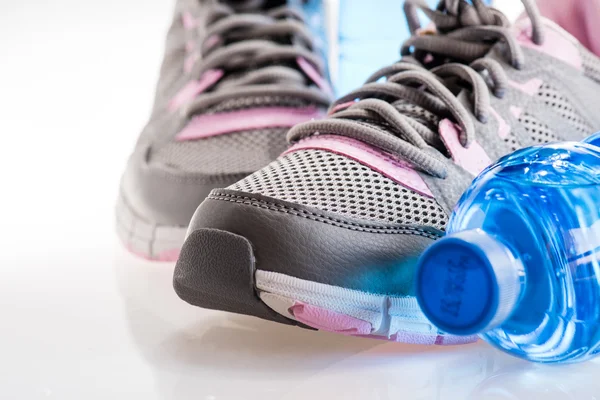 Laufschuhe mit Wasserflasche — Stockfoto