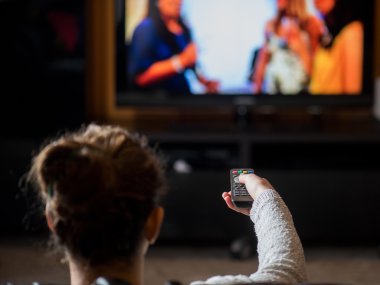 genç kız uzaktan kumanda ile TV izleme