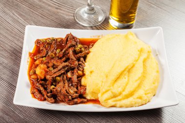 geleneksel polenta ile kuzu yahnisi