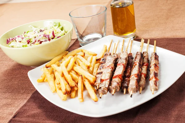 Kebabs con patatas fritas —  Fotos de Stock