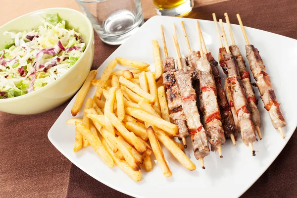 Kebabs con patatas fritas —  Fotos de Stock