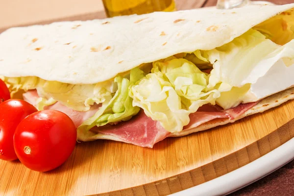 Tasty flatbread with ham and mozzarella cheese — Stock Photo, Image