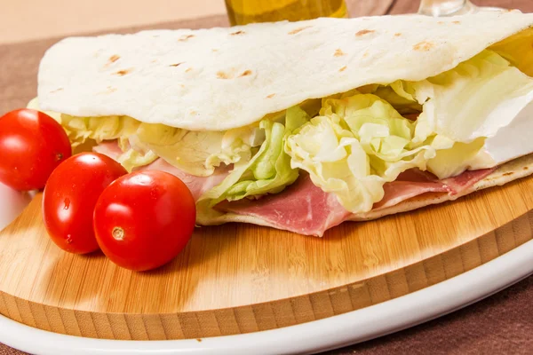 Tasty flatbread with ham and mozzarella cheese — Stock Photo, Image