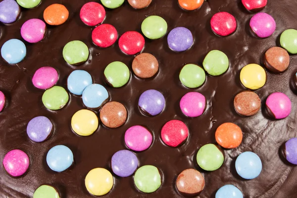 Bolo de chocolate com smarties — Fotografia de Stock