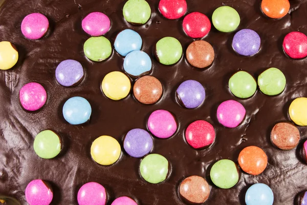 Bolo de chocolate com smarties — Fotografia de Stock