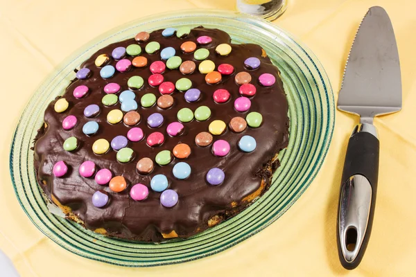 Bolo de chocolate com smarties Imagem De Stock